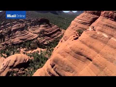 شخص يقود دراجته أعلى منحدرات جبلية