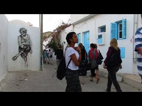 شوارع جزيرة جربة تتحول إلى معرض فني مفتوح