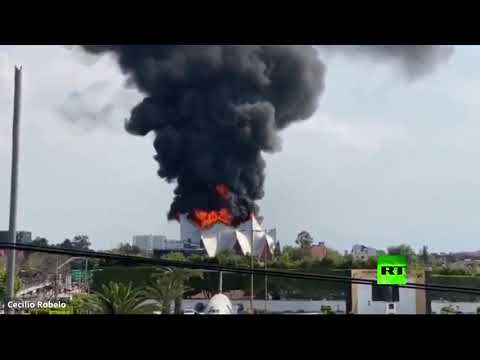 شاهد اندلاع حريق هائل في كنيسة مكسيكية
