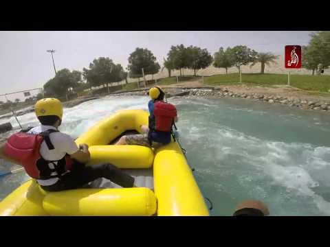 ممارسة رياضة ركوب المياه في وادي ادفنشر بالإمارات