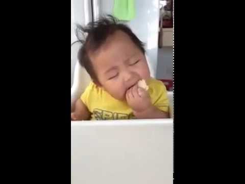 طفل نائم يحلم بتناول الطعام