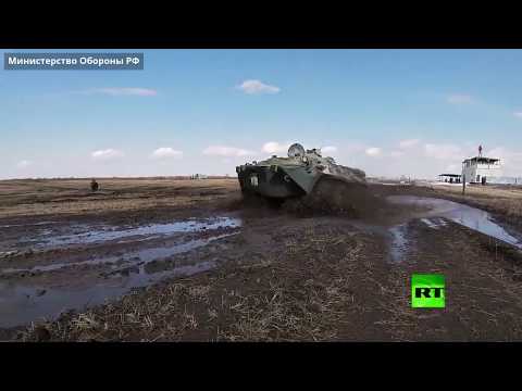 طلاب مدرسة عسكرية روسية يشاركون في رمايات من المدرعات