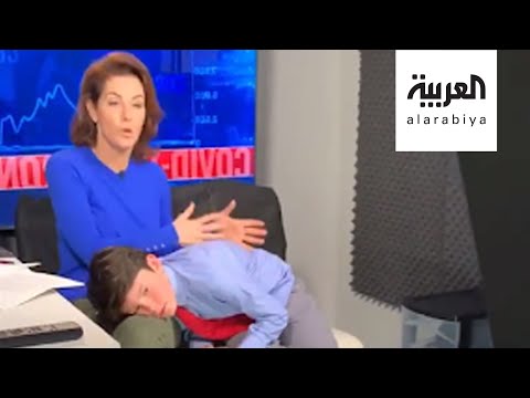 شاهد مذيعة تقدم برنامجها وتعتني بطفلها في بث مباشر