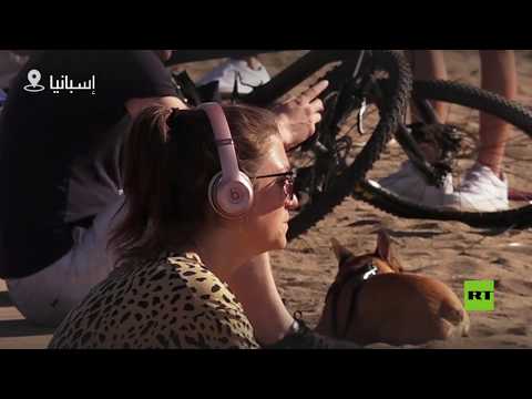 الحياة تعود إلى شواطئ برشلونة لبضع ساعات