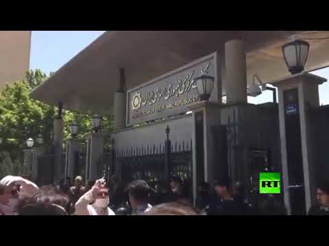 شاهد عشرات التجار يحتجون أمام البنك المركزي الإيراني