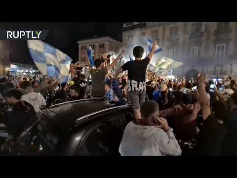 مشجعو نابولي الإيطالي يخرجون إلى الشوارع للاحتفال بالفوز على يوفنتوس