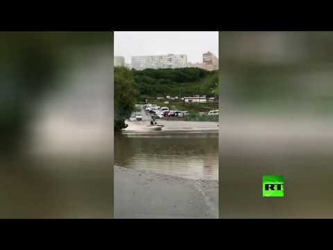 شاهد روسي يركب الدراجة المائية في شوارع مغمورة بالمياه بـفلاديفوستوك