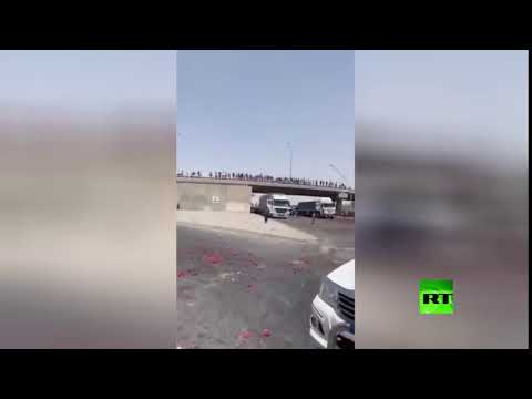 فلاحون عراقيون يرمون بضاعتهم في الشارع