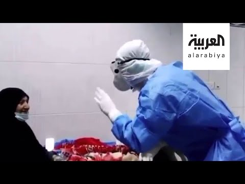 شاهد مقطع مؤثر لممرض عراقي يغني لمصابة بـكورونا