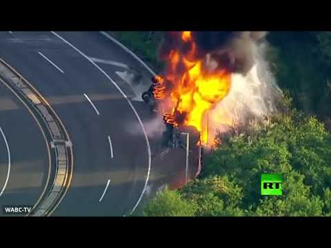 انقلاب شاحنة واندلاع حريق فيها وسط طريق سريع في نيوجيرسي