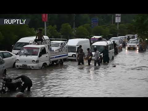 شاهد الفيضانات تغمر طرق وشوارع مدينة كاراتشي الباكستانية