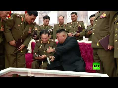 الزعيم الكوري الشمالية يهدي مسدسات تذكارية للقادة العسكريين