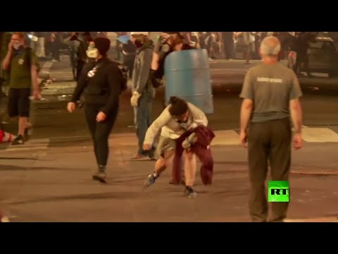 شاهد امرأة تسقط على الأرض متأثرة بغازات الشرطة في بورتلاند الأميركيةشاهد امرأة تسقط على الأرض متأثرة بغازات الشرطة في بورتلاند الأميركية