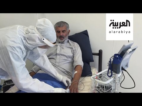 شاهد طبيب فلسطيني يداوي والده من فيروس كورونا