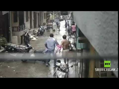 أم هندية تدافع عن طفلتها بشراسة عندما حاول أشخاص اختطافها