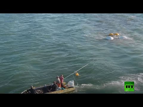 انتشال مركبة مدرعة برمائية بعد غرقها في مضيق كيرتش