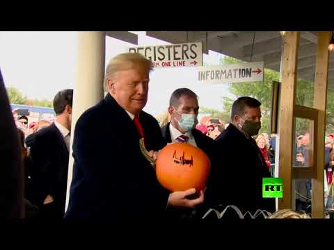 شاهد ترامب يوقع على يقطينة ويرجح بيعها على موقع إيبايشاهد ترامب يوقع على يقطينة ويرجح بيعها على موقع إيباي