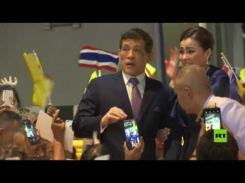 شاهدملك تايلاند يُحيّي أنصاره أثناء المراسم الرسمية في بانكوك