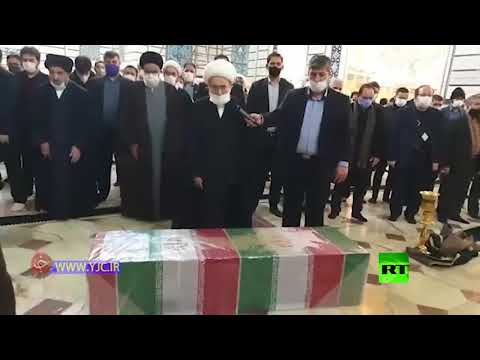 شاهد صلاة الجنازة على جثمان العالم الإيراني المغتال في مرقد فاطمة المعصومة