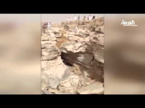 فيديو السيل ينهمر على واد صخري في السعودية