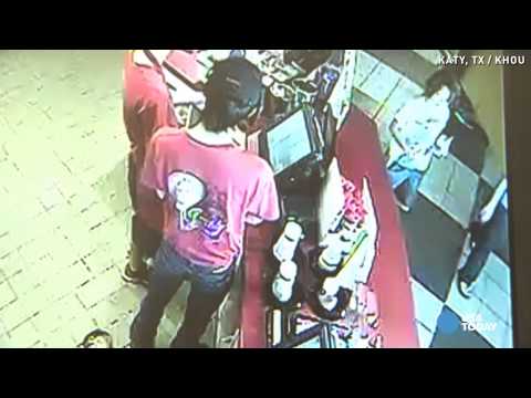 شاهد ماذا فعل عامل مع طفل لا يملك مالا لشراء «آيس كريم»