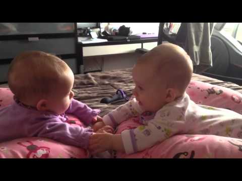 طريقة تفاهم توأم رضيع