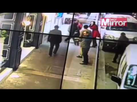 أب ينقذ زوجته وطفليه من مختل عقليًا