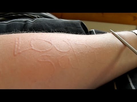 فتاة تكتب على جسدها بلا حبر