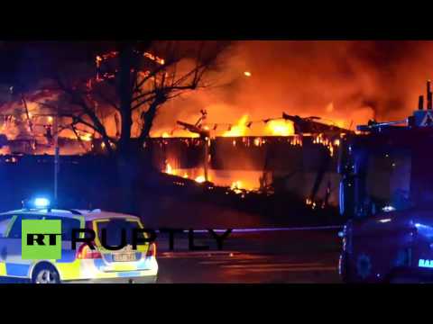فيديو النيران تلتهم 30 سيارة داخل مرآب في السويد