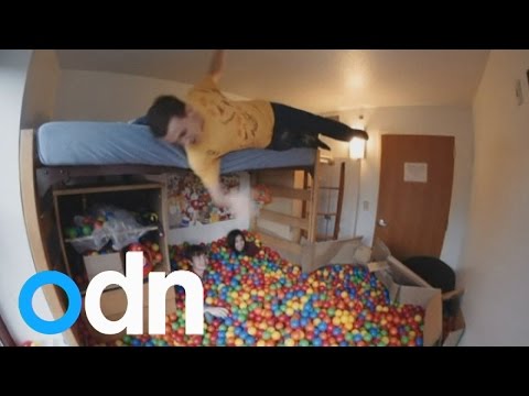 بالفيديو طالب يملأ غرفته بـ13 ألف كرة ليستيقظ سعيدًا