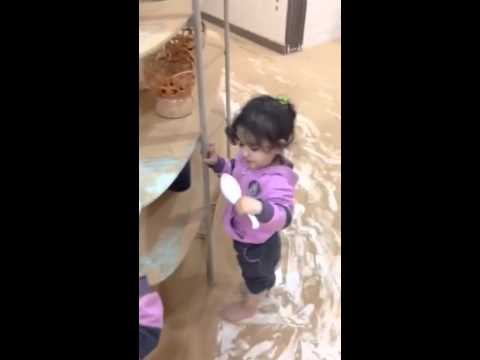 بالفيديو سعودية تُصوِّر طفلتيها أثناء تناولهما تراب العاصفة مُظلمة