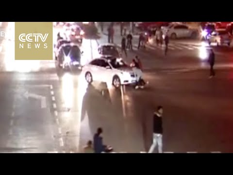 بالفيديو صينيون يرفعون سيارة لإنقاذ فتاة