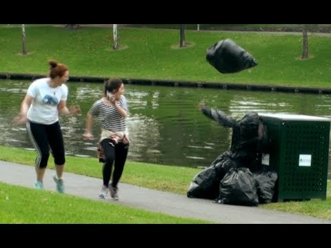 رجل يرتدى أكياس القمامة في الشارع ليرعب المارة