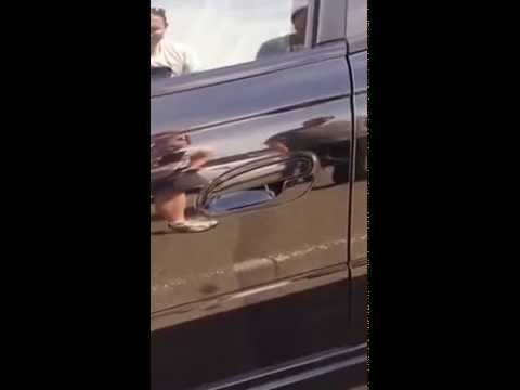 رجل يعجز عن فتح باب سيارته بسبب عنكبوت كبير