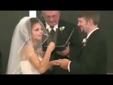 بالفيديو شاب يضع نفسه في موقف محرج أمام عروسه في حفل الزفاف
