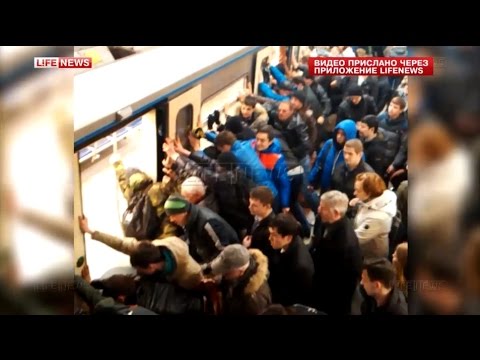 ركاب مترو موسكو ينقذون مسنة سقطت بين الرصيف والقطار