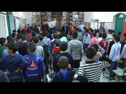 شاهد طلبة جامعة القدس المفتوحة يعقدون ندوة إرشادية للحد من حوادث السير