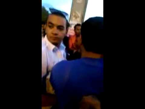 حاول سرقة هاتف فتاة فلقنه المارة درسًا