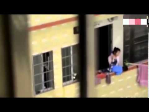 أم غاضبة تعلق طفلها من شرفة المنزل