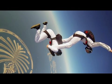 مغامرون يؤدون رقصة بالية في سماء الإمارات