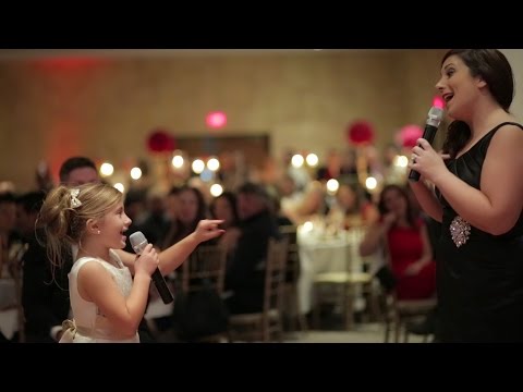 طفلة تشعل حفل زفاف ببراءتها