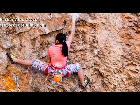 شاهد فتاة تتسلق الجبال المرتفعة بمهارة شديدة