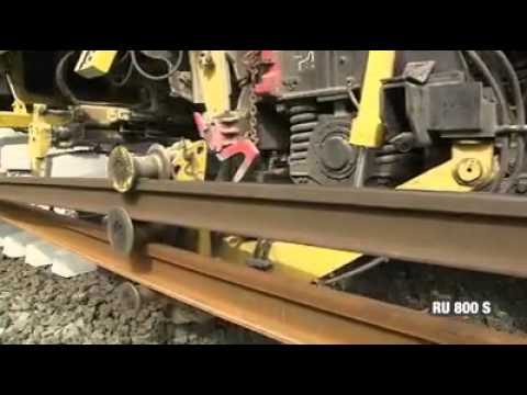 آلات ضخمة لإنشاء السكة الحديد بسرعة منقطعة النظير