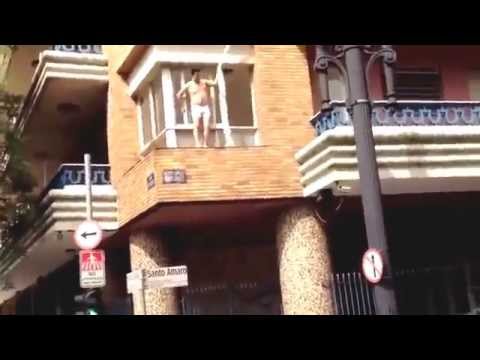 رجل يقفز من الشباك ليتمكن من الهرب