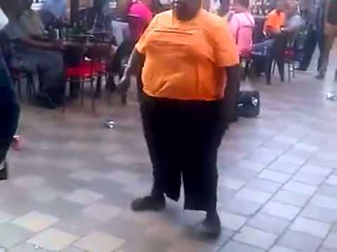 شاب أفريقي يتحدى وزنه الزائد بالرقص