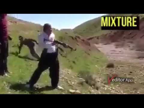 شاب يسقط أرضًا بعد سماع صوت الأعيرة النارية