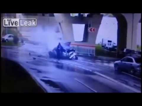 سقوط سيارة من فوق جسر