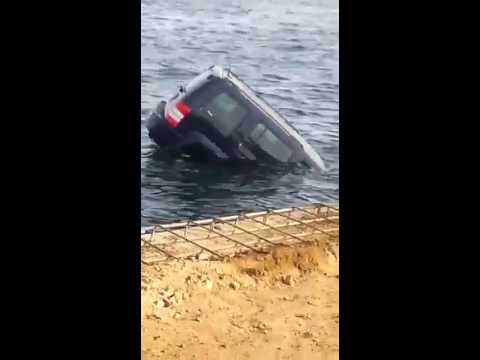 غرق سيارة في كورنيش أبحر الشمالية