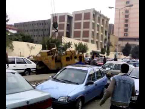 سقوط مدحلة على سيارة خلال نقلها في مصر