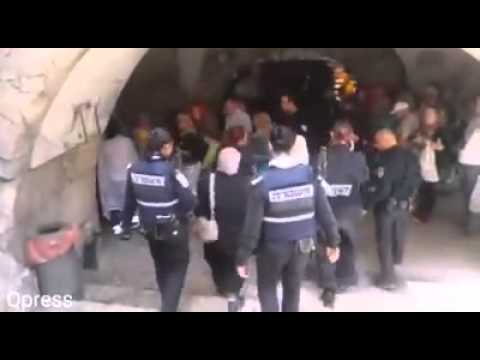 مقدسيات من أبواب الأقصى في مشهد مؤسف